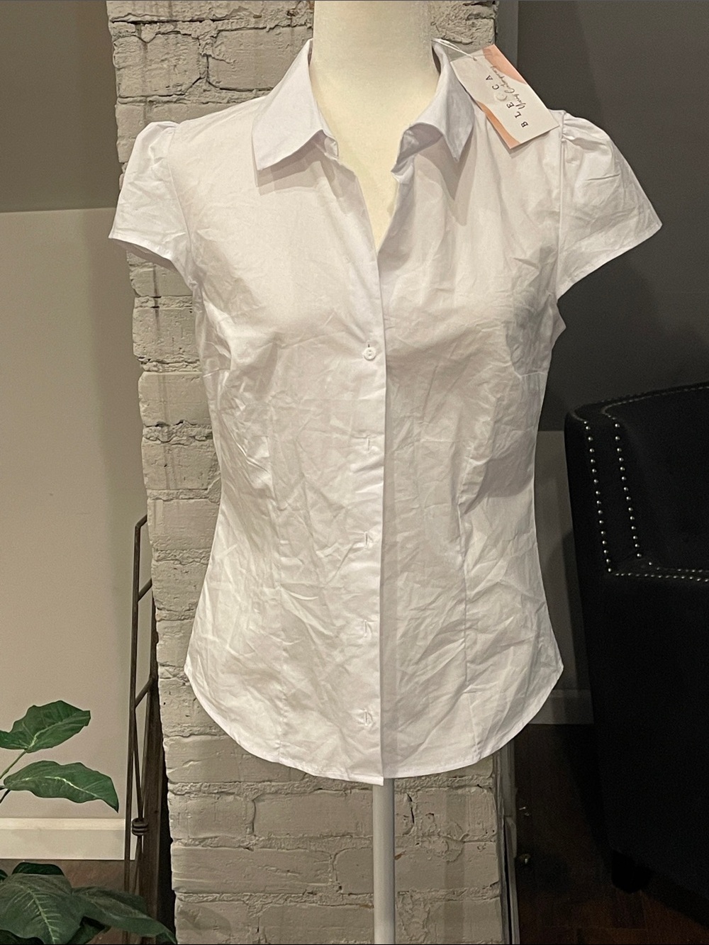 BLENCA YOUNG CONTEMPORARY  Short-Sleeve White Button-Down Shirt